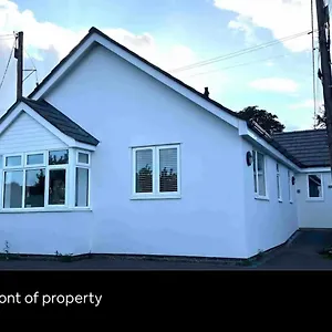 white-3-bed-bungalow-with-en-suite-and-parking.cardiffhotelswales.com/
